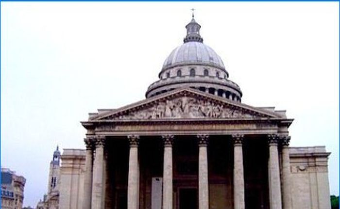 Das Pantheon, die Grabstätte prominenter Persönlichkeiten Frankreichs, ehemals die Kirche Saint Genevieve