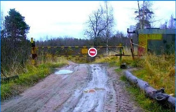 Land für große Familien - Sumpf, Wald, Müllhalde?