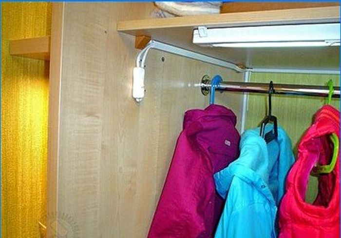 So restaurieren und verbessern Sie eine Garderobe mit Ihren eigenen Händen. Teil 3