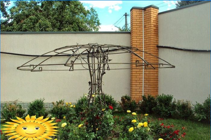 Stützen, Bögen, Buschhalter und Gitter im Garten