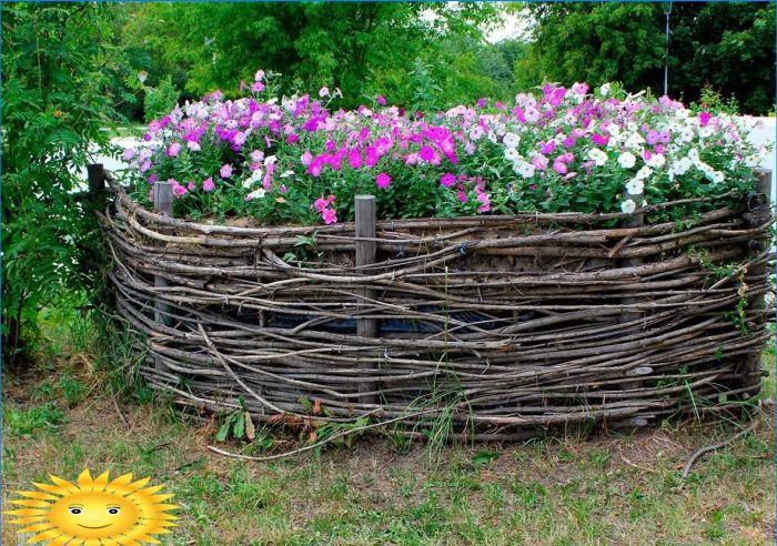 Was kann man einen Zaun für ein Blumenbeet machen: Fotoideen