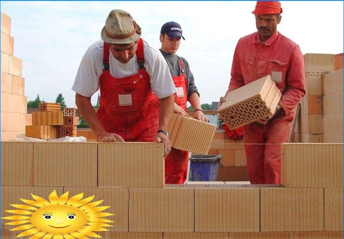 Merkmale des Baus eines Hauses aus porösen Keramikblöcken