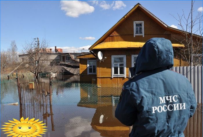 Wie man ein Haus und ein Grundstück nach einer Flut restauriert