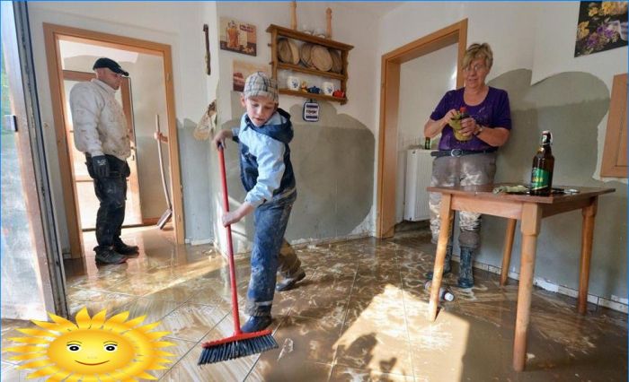 Wie man ein Haus und ein Grundstück nach einer Flut restauriert