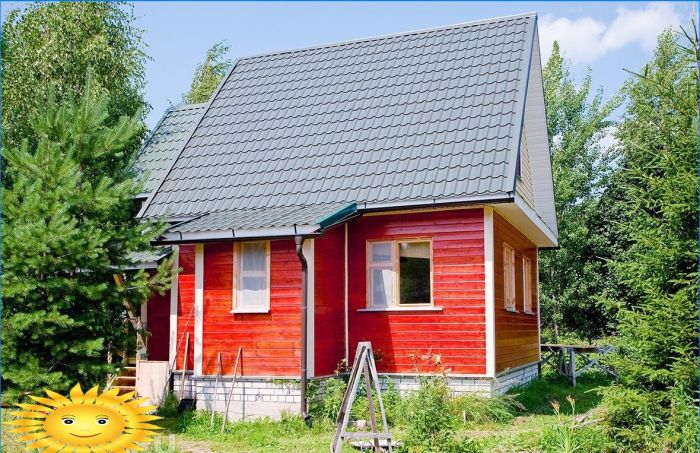 Wie man ein Holzhaus draußen malt