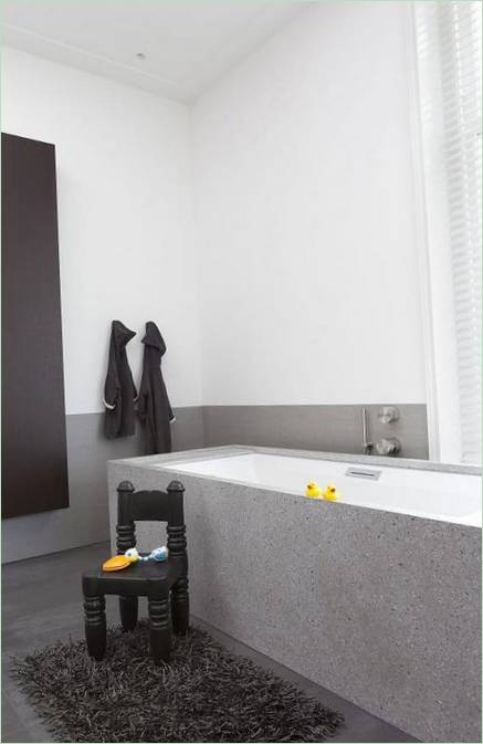 Badezimmer in Graustufen