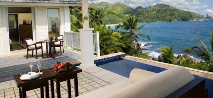 Terrasse mit Panoramablick auf das Meer und die Berge