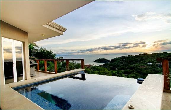 Swimmingpool mit luxuriöser Aussicht auf Wald und Meer