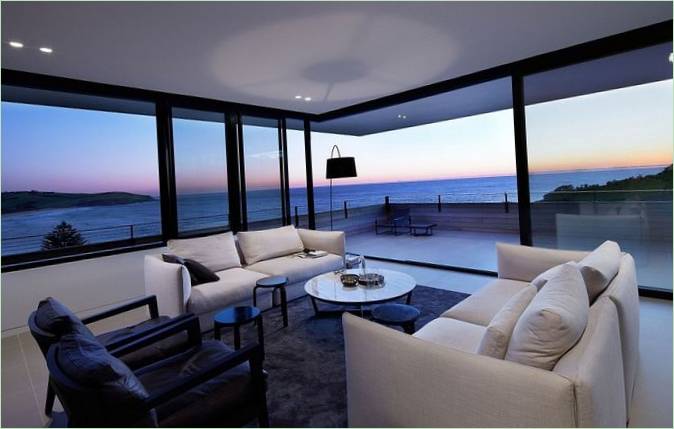 Wohnzimmer eines Hauses am Meer