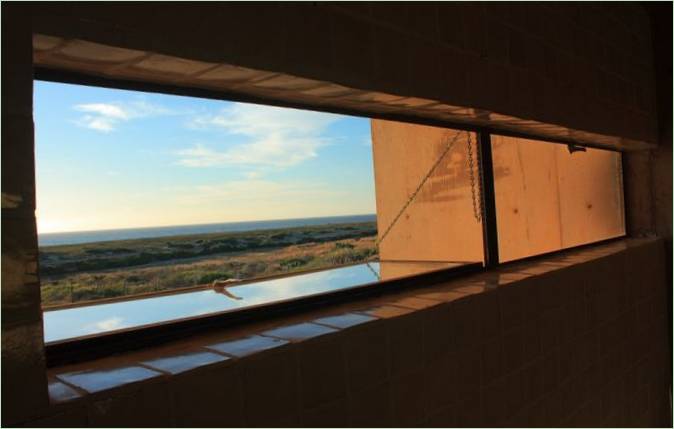 Fenster mit Blick auf den Innenhof eines Hauses in Mexiko