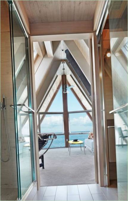 Das Innere eines der Zimmer im A-Frame Strandhaus