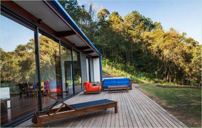 Eine Terrasse eines modernen modularen Sommerhauses in Brasilien