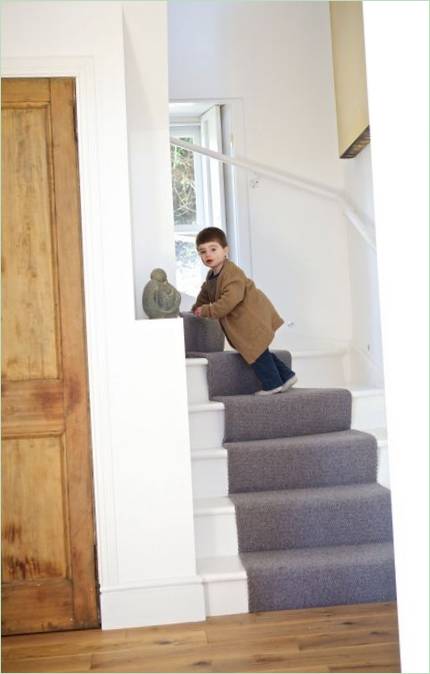 Graue Teppichboden-Treppe zum ersten Stock