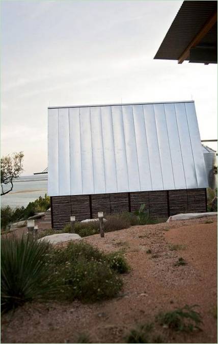 Ein Haus am See, umgeben von einer Landschaft