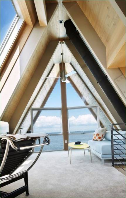 Innenansicht eines der Zimmer im A-Frame-Strandhaus