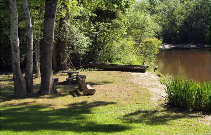 Amerikanisches Hausprojekt: Betonbänke an einem Teich