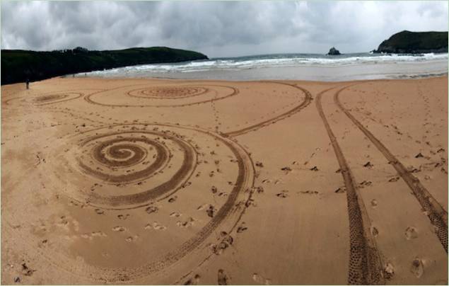 Zeichnen im Sand