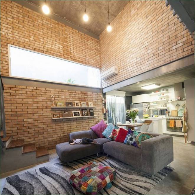 Interieur eines stilvollen Loft-Wohnzimmers in Mexiko