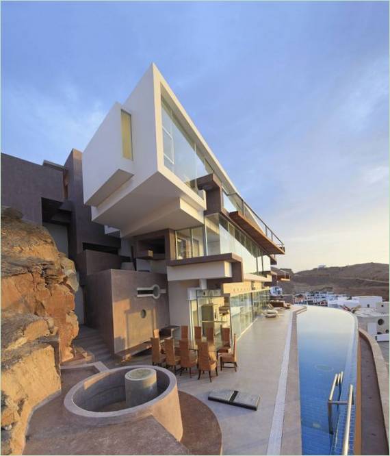 Innenarchitektur des Veronica Beach House mit herrlichem Blick auf die Küste in Lima, Peru