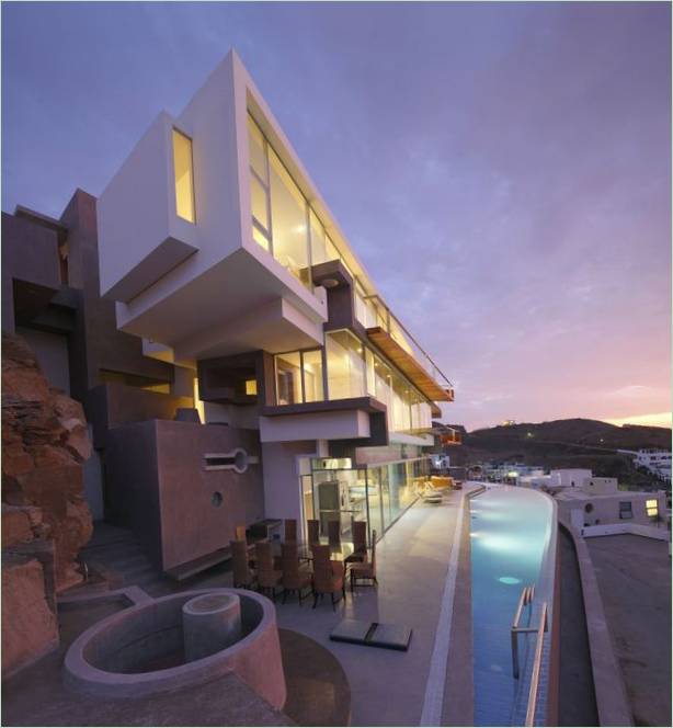 Innenarchitektur des Veronica Beach House mit atemberaubendem Blick auf die Küste in Lima, Peru