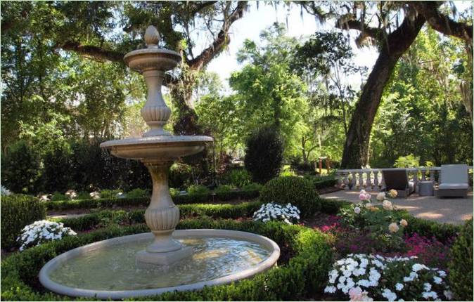 Amerikanisches Hausprojekt: Klassischer Springbrunnen am Haus