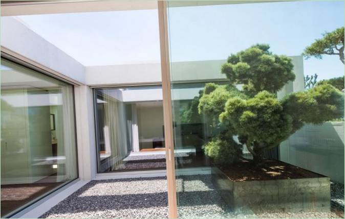 Das elegante Design der modernen minimalistischen Villa 4 Courtyard Houses in der Schweiz