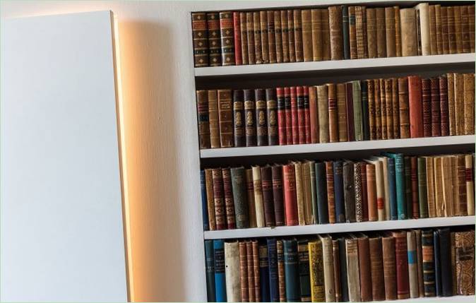 Eingebaute Bücherregale in der Wand