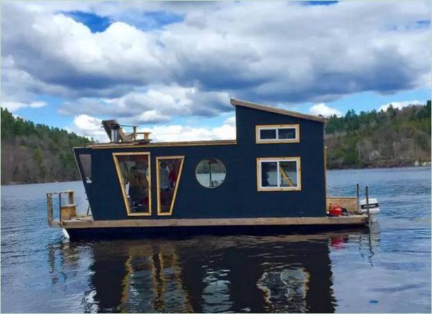 Innenansicht eines Hauses am Wasser bei Bonnie, Gatineau River, Wakefield, Quebec, Kanada: eine Holzkonstruktion