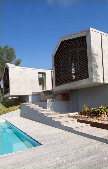 Innenarchitektur eines Hauses in einem Kiefernwald in Montpellier, Frankreich