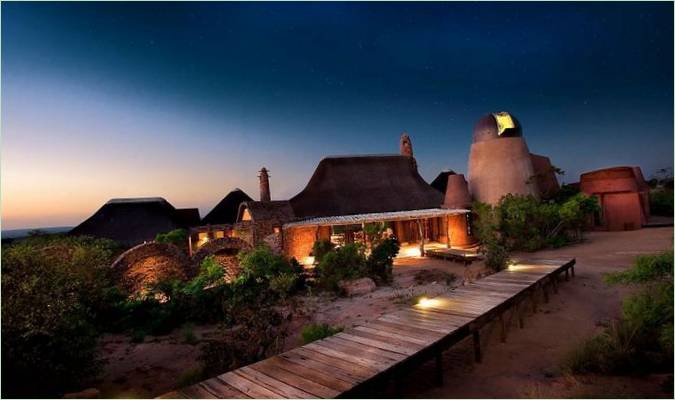 Ein Holzsteg zur Villa im Leobo Private Reserve