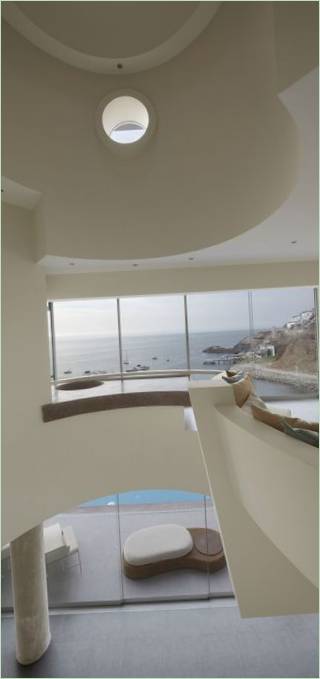 Innenarchitektur des Veronica Beach House mit spektakulärem Blick auf die Küste in Lima, Peru