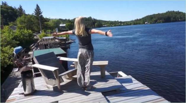 Innenraum eines Hauses am Wasser bei Bonnie, Gatineau River, Wakefield, Quebec, Kanada: Dachterrasse