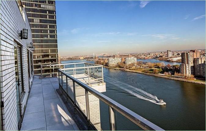 Die Terrasse eines Herrenhauses mit Blick auf die Stadt