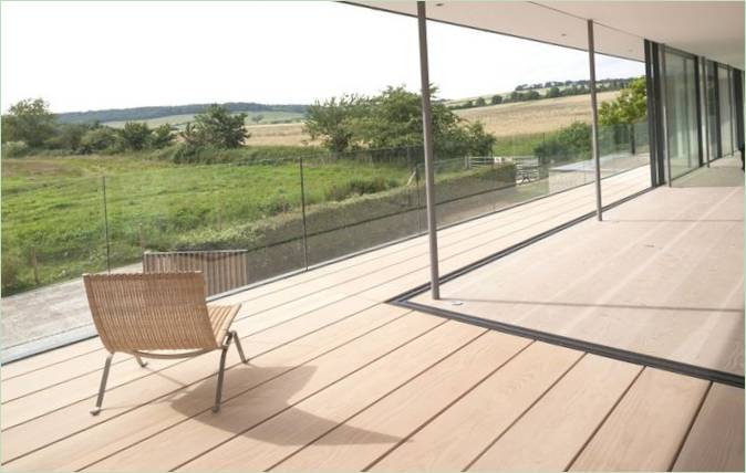 Lounge-Bereich auf der Loggia von Hurst House in England