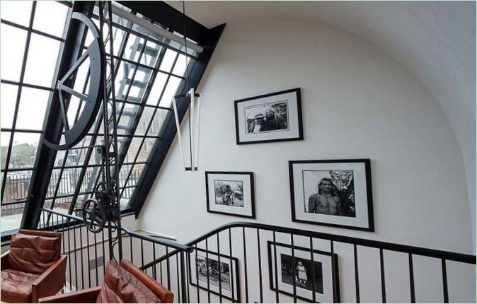 Die Wände des Lofts sind mit Fotos dekoriert