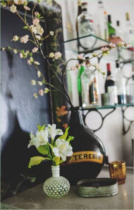 Rustikale Inneneinrichtung: Blumen auf der Bar