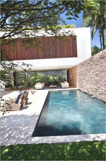 Swimmingpool in einem modernen Gartenhaus in Brasilien