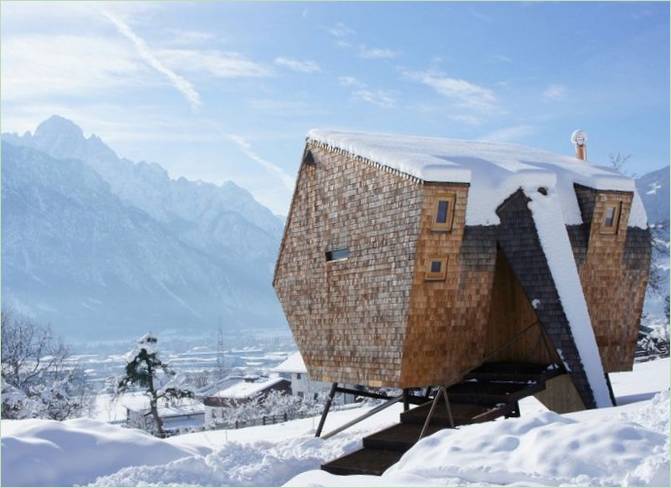 Das ungewöhnliche Haus von Ufogel im Schnee in Österreich