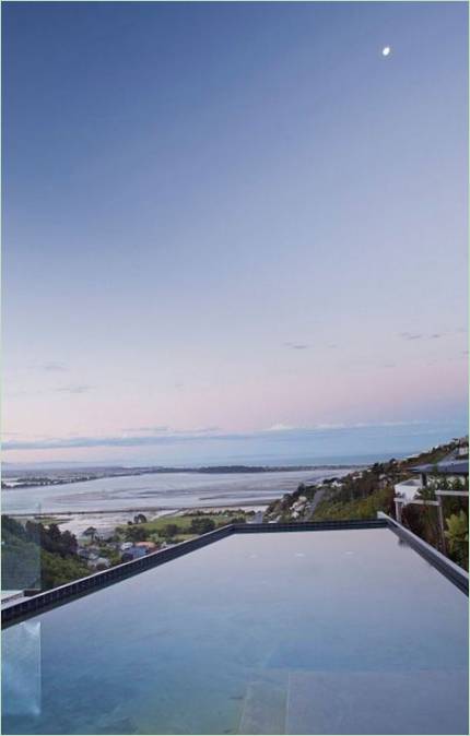 Blick auf den Pool im Landhaus Redcliffs House in Neuseeland