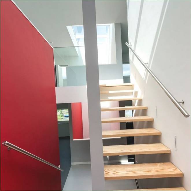 Treppe eines geometrischen Würfelhauses in den Niederlanden