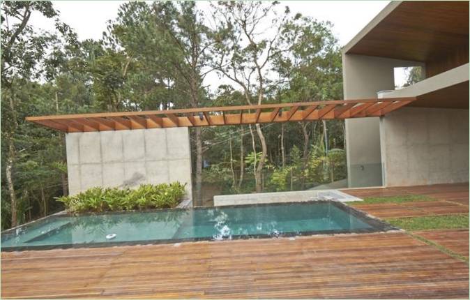 Die Poolterrasse der Bosque da Ribeira Residence in Brasilien