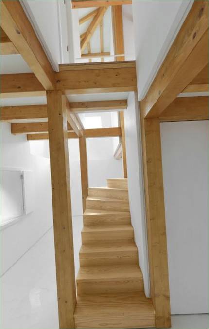 Stilvolle weiße Treppe mit Holzstufen