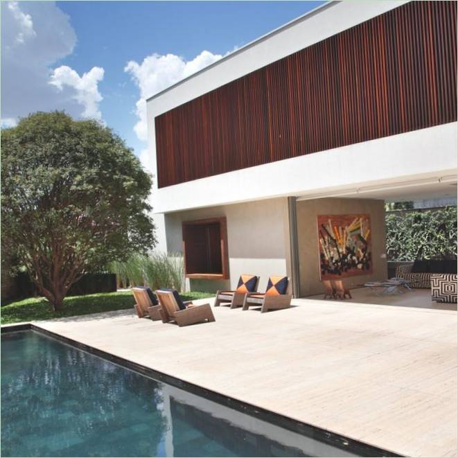 Die Terrasse und der Pool eines modernen Hauses in Brasilien