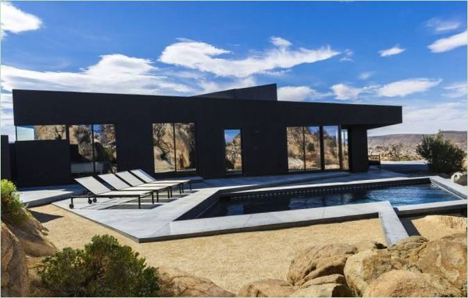 Das Pooldeck eines Hauses in Yucca Valley, USA