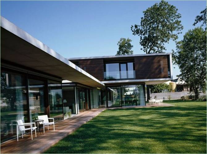 Terrasse eines skulpturalen Hauses in Australien