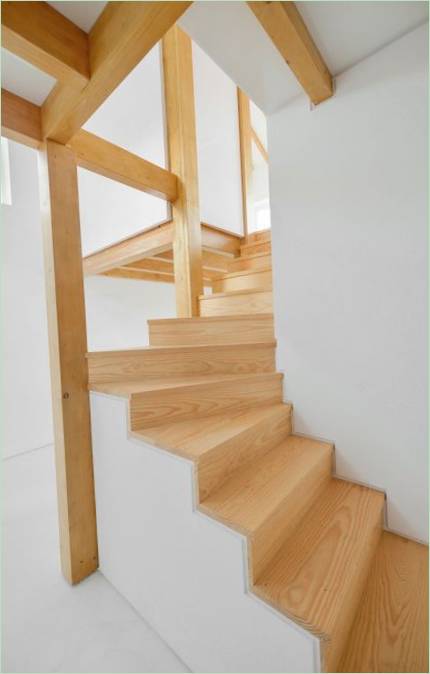 Stilvolle weiße Treppe mit Holzstufen