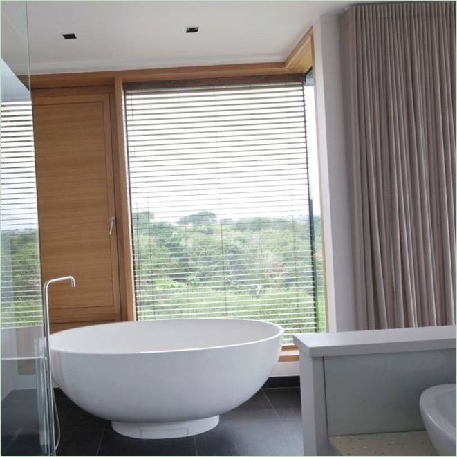 Die Original-Badewanne in Form eines runden Tellers im Haus Couin de Vacque auf Guernsey