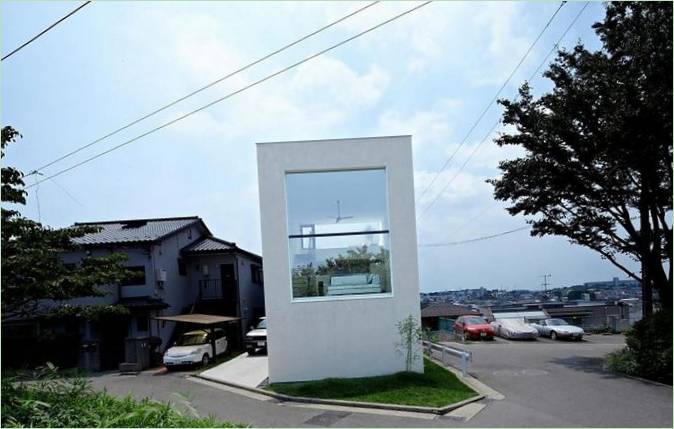 Die Fassade eines ungewöhnlichen Hauses in Hiyoshi