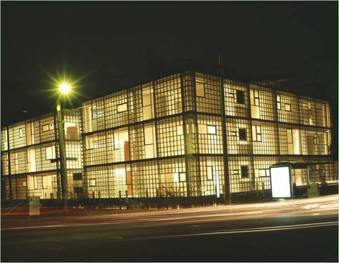 Ein Glashaus bei Nacht