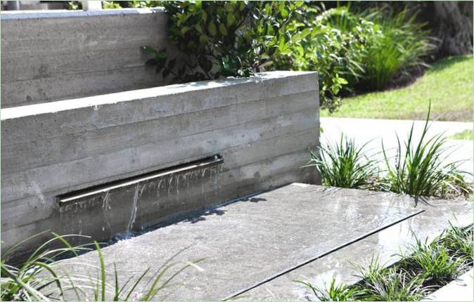 Ein kleiner Wasserfall im Innenhof der Ramat Hen Residenz